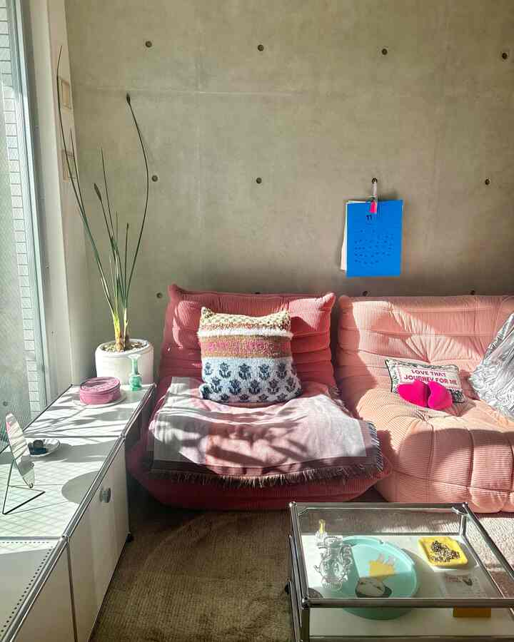 Regular position

#sofa #リーンロゼ #usmハラー #奈良美智 #カラフルインテリア #ミックスインテリア #トレイ #tray #ブランケット #クッション