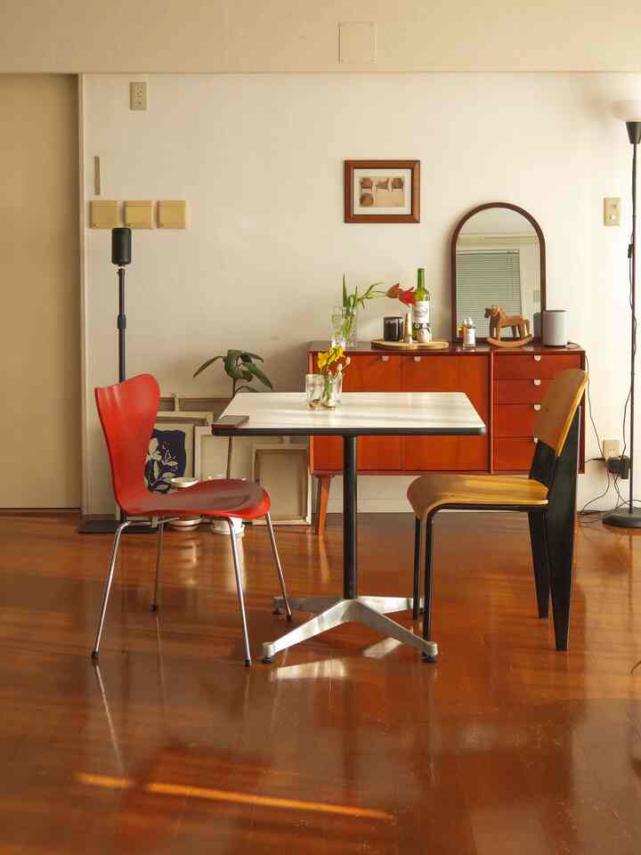 Warm brown and red toned compact dining room featuring simple Nordic furniture arrangement with a natural atmosphere