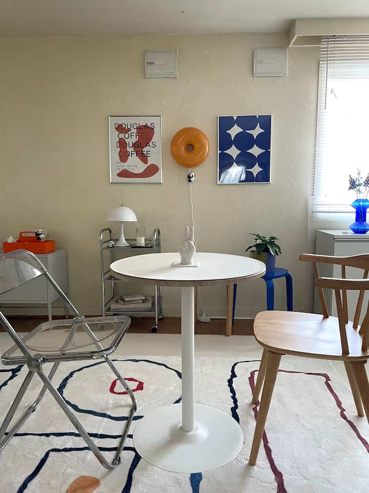 dozoギフトでもらったハンドオブジェ✌️に合う
カラフルでかわいいリング💍がほしい〜
#1DK #2人暮らし #ラウンドテーブル #ポスター #ポスターインテリア #オブジェ #Ohouse #dozoギフト #IKEA #Vitra #韓国インテリア #北欧インテリア　#カラフルなインテリア #ミッドセンチュリー 