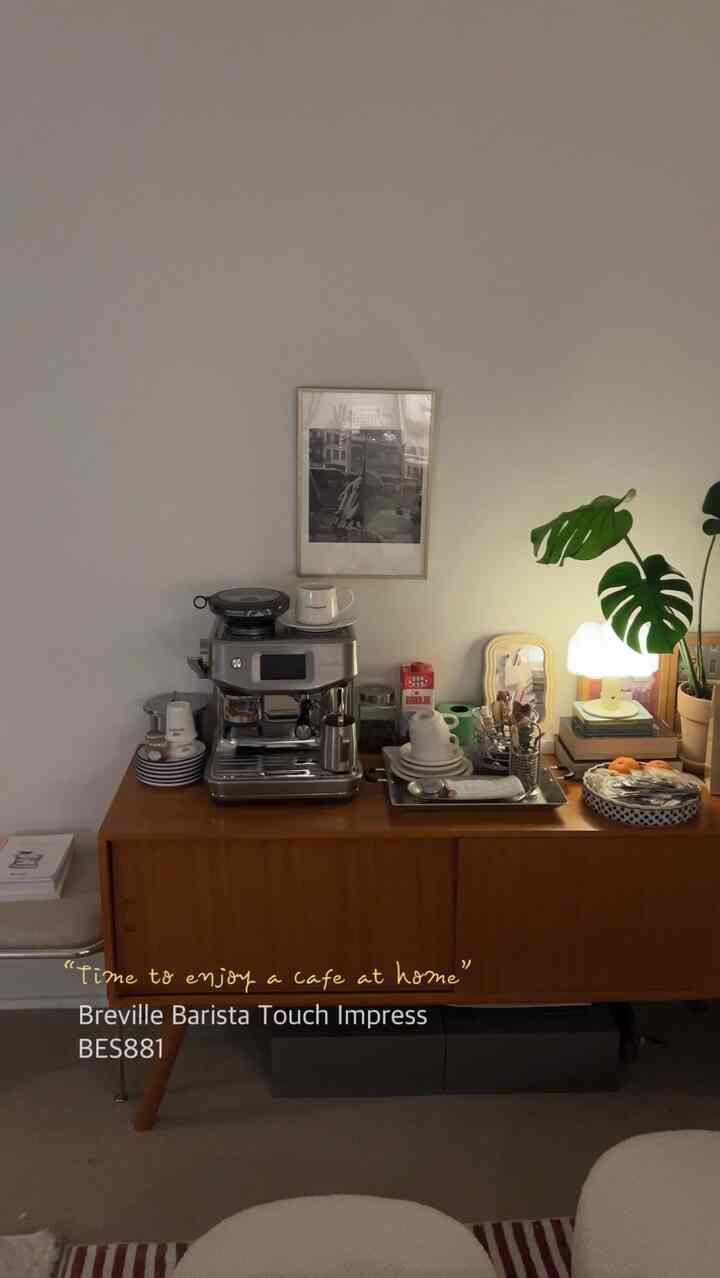 最近ホームカフェに本気だからカフェゾンがどんどん拡大していますよ :)
そして必ず完成したかった最後のパズルはBreville BES881で完璧になりました。 

豆を選んで盛り上げる時間、コーヒーを準備する過程だけは早急さからは遠いです。
まるで茶道を準備するかのように周囲を整理し、水の温度を合わせてコーヒーが下がる短い瞬間にゆとりを享受します。

🎰製品：ブレビルバリスタタッチインプレスBES881 /ステンレススチールカラー 
✔️フラットホワイト、ラテ、カプチーノ、エスプレッソ、ロングブラック、ベイビーチーノ、ホットチョコ、紅茶を含む8つのカスタマイズ可能なコーヒーマシン 
✔️バリスタガイダンス機能 - 直感的なタッチスクリーンのステップバイステップガイドとリアルタイムフィードバック、8つのカフェメニューをカスタマイズ可能
✔️インプレスパックシステム - 適切な豆を計算するスマートドージングとレバーだけを引くと理想的なタンピングを助けるタンピングアシスト機能
✔️オートミルキューシステム - 選択した牛乳の種類に合わせて時間と温度調節、3秒で予熱完了
✔️ミルクスティミング - アーモンドミルク、オートムギミルク、豆乳など植物性代替ミルク設定可能、スムーズなラテとフラットホワイトをスティミング機能
✔️30段階粉砕度設定 - タッチワンタイムでドージング調整、最適な粉砕で風味を最大化
 
#breville
#ブレビル881 #BES881 #バリスタタッチプレス #ブレビルコーヒーマシン #ブレヴィルゾーン

＃今日の私たちの家＃シークレットチャレンジ＃オーホームストア
＃ホームカフェ
#ブレビルバリスタ #マイデスクテリア
＃今日のシーンのカット＃家で最高の忙しい＃家のスター＃今日見つけた好み＃かわいいテムベスト＃デスクテリア人