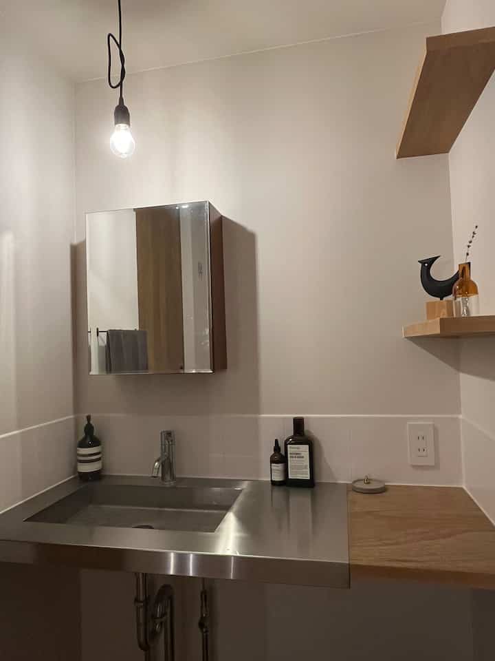 造作の洗面台です。
ステンレスと無垢材でかっこいいですが、使い勝手は悪いです😅
#造作家具 #造作洗面台　#洗面台インテリア  @ #イソップ 