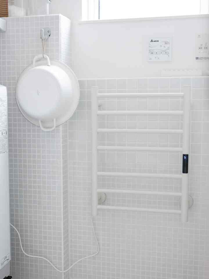 使用済みのバスタオルを掛けておくと
次の人が入る時には乾いているので
洗濯物が減らせる
#タオルウォーマー