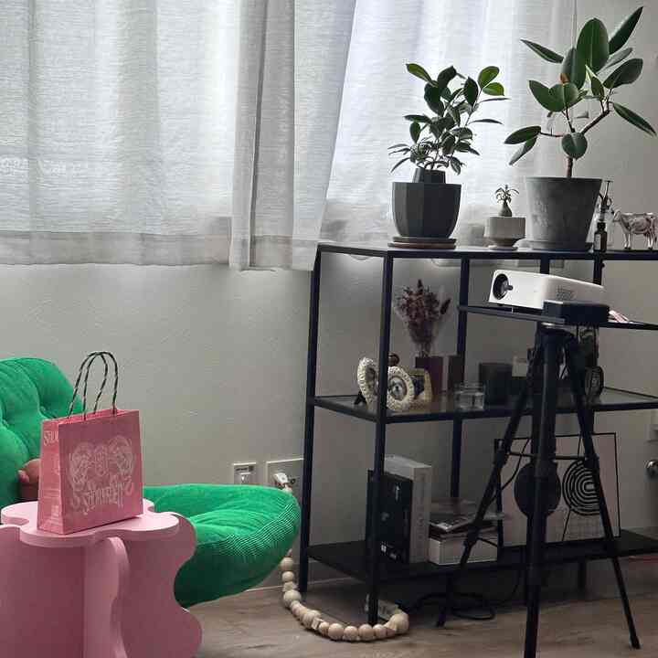 Ruang tersebut masih memiliki perabotan monokrom dari sebelum renovasi.
Tirai buta akan tiba minggu depan, jadi tampilannya akan benar-benar berbeda lagi.
Saya mencari rak kuning yang lucu tetapi saya tidak dapat menemukannya...
#Ruang tamu #IKEA照明 #カラフル #モノトーンインテリア
#INGAT #리멤버 #조명 #디자인 #라이프스타일 #유럽디자 Di #홈데코 #인테리어 #감성소품 #소품 #인테리어소품 #컬러풀라 Inspirasi #홈스타일링 #데코레이션 #리빙아이템 #감성인테리어 #홈스타 Harian #집꾸미기 #집들이선물 #컬러인테리어 #플랜테리어
#dekorasikamartidur #colorfulhome #roominspiration
#terapiapartemen