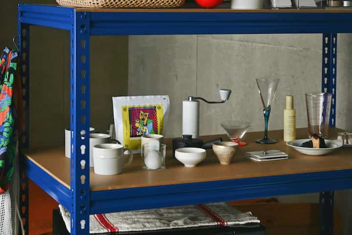 やっと気に入ったラックをAmazonで見つけたので購入👀✨
LEGOのようなオモチャみのある調整穴も可愛い🪀💙
&部屋の雰囲気もがらっと変わって嬉しい( ◠‿◠ )

併せて珈琲豆とミルも購入✌️(パケ買いだったけど美味しくて幸🤤)
確定申告のモチベが上がらずだったけど、良いお買い物でエネルギーは無事チャージ…🚀🔥

#ラック #シェルフ #棚 #ディスプレイラック #ディスプレイ棚 #キッチンラック #収納 #収納棚 #見せる収納 #器 #食器 #食器棚 #マグカップ #キッチン家具 #キッチン用品 #コーヒー #コーヒーカップ 