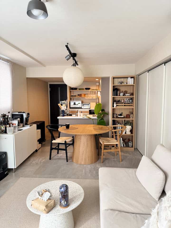 温かみのあるナチュラルカラーのリビングとダイニング、北欧ミッドセンチュリーモダン家具が配置された落ち着いた空間