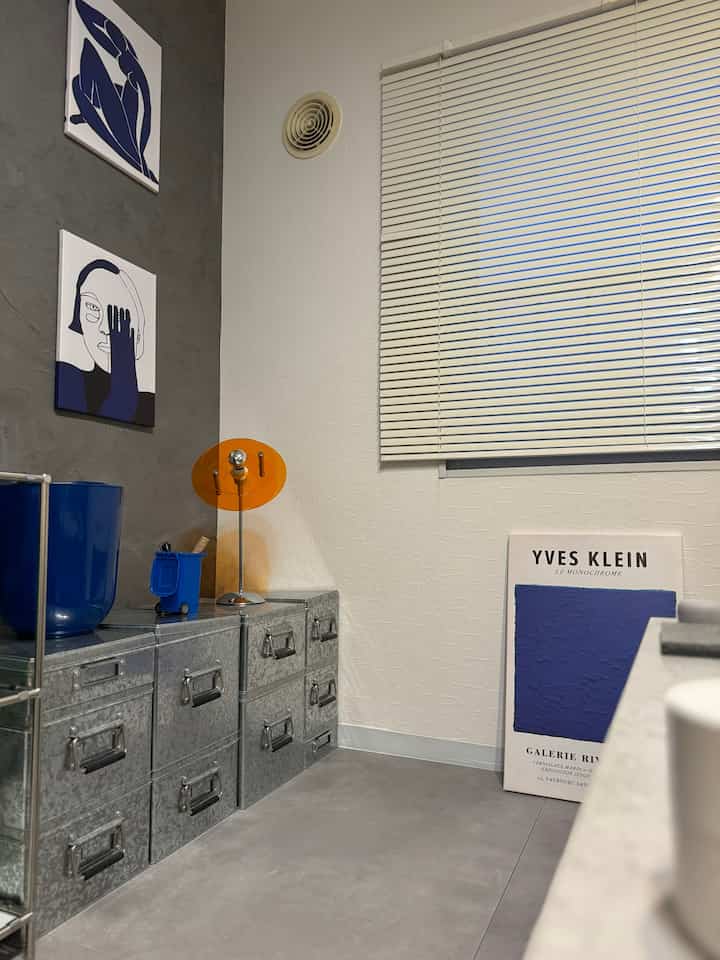 壁にかけずともアクセントの出る物探し中。
とにかくマンネリした空間にならないよう、
とはいえ置くだけで空間が完成するよう、
ズボラ男の旅は続きます…。


#無印良品
#エムール
#FurnitureHunter 
#コンクリート調
#リフトアップテーブル
#モルタル調
#ブルー
#オレンジ