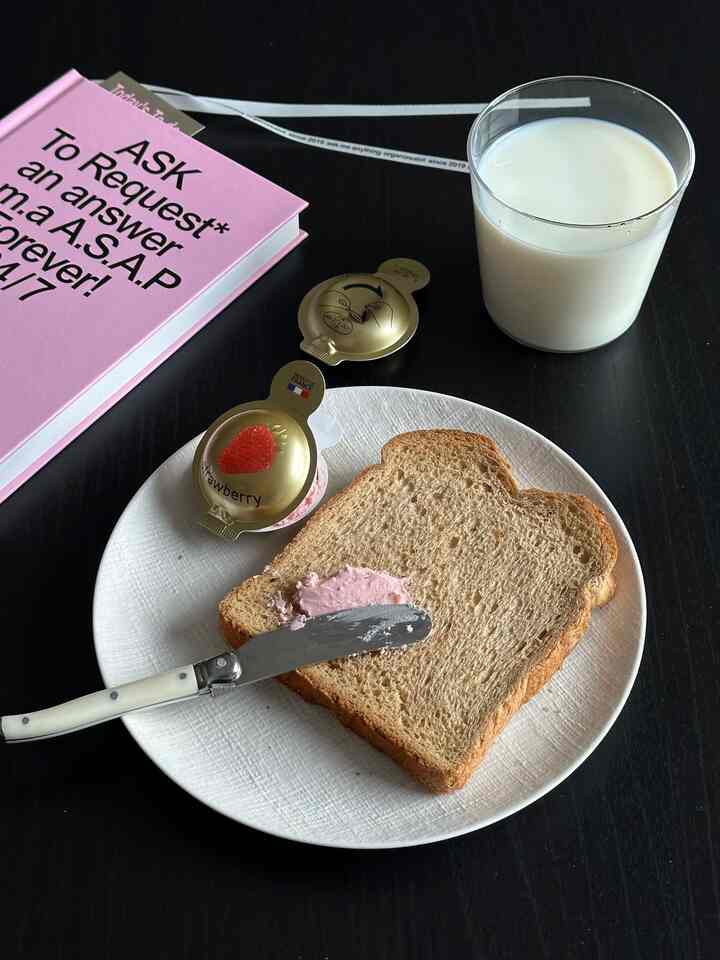 Barang yang direkomendasikan Costco!! 🍓

Apakah semua orang tahu tentang Costco Pocket Cream Cheese?
Enak banget deh kalau cuma dipanggangin aja lalu diolesin roti tawar.
Enak juga kalau dimakan satu per satu sebagai camilan anggur - 🍾
Tidak memiliki rasa stroberi buatan jadi Anda tidak akan bosan memakannya.
Harganya juga murah, jadi saya sangat merekomendasikannya!

Dan pertama-tama, ini sangat lucu... 🫧
Jika Anda mengeluarkannya setiap kali ada orang datang ke rumah Anda, itu akan menjadi sangat populer 🤭

🔖 Nama Produk: Ile de France Mini Shell Strawberry

#Matehouse #꿀팔이들 #코스트코 #토스트 #홈브런치 #토스트만들기 #크림치즈 #이케아 #빵 #빵순이 #콘수프기록 #오늘의집 