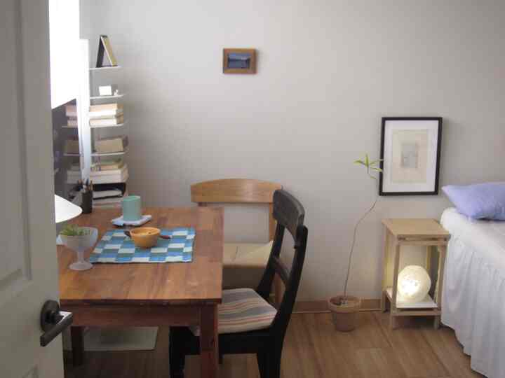 ナチュラルな木目調と白い壁の小さなキッチンダイニングスペース、素朴で落ち着いた雰囲気のインテリア