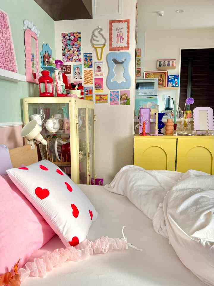 スリコで買ってきたインテリアコードカバーが可愛くてお気に入りです🌸

#3COINS #コードカバー #カラフルなインテリア #一人暮らし 