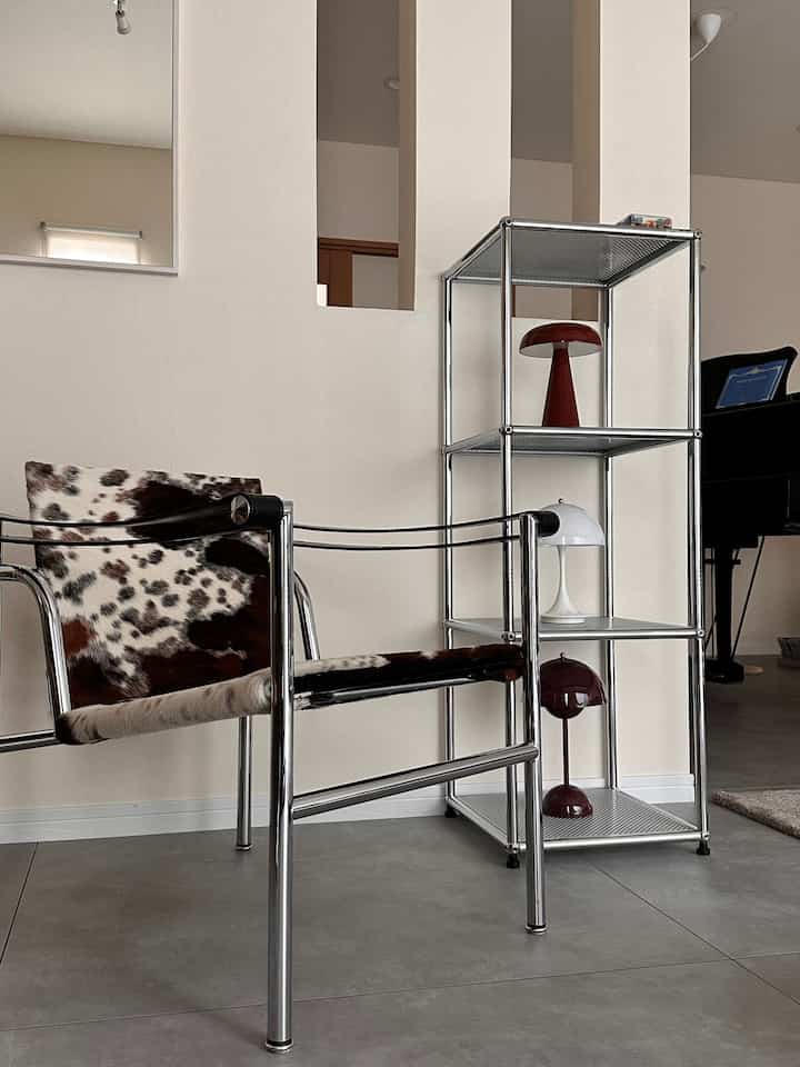 Our house is currently being redecorated
I haven't been able to post much lately

I've put together some portable lamps on the shelves of my usm Haller

I guess it's like a lighting hangar where you can pick out the lighting you want and take it with you😍

#LC1