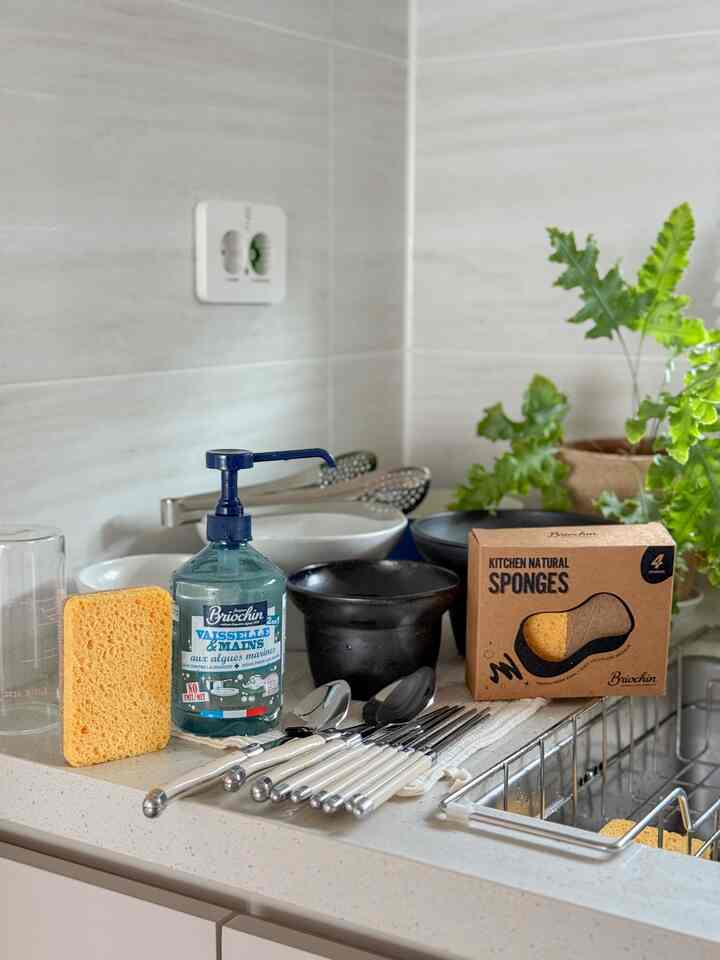 ＃サリムサルが6ヶ月ぶりにやってみるオイルジンボウル手すり、食世紀を聞いた後、私は私の手すりを信じていません👀
鶏肉を食べてブリオシンのベストセラーである食器用キッチン洗剤で本当に久しぶりに手洗いをしてみたのですが、器にとても油が溜まって流れるのに、たった一度だけに完全にポッドドゥクドゥクドゥクドクヌン洗うことはありますね！

高濃縮だと少ない量でもとてもしっかりとした泡が出てサイザルスセミととても相性がいい！皿洗いの味が出ました。ベーキングソーダの香りもかなり私のようです。

植物性界面活性剤はもちろん、天然由来成分でエコサート認証まで受けた自然生分解される環境にやさしい製品なので、環境汚染も心配ありません。

鼻の長いデザインのおかげで使いやすいですし、フレンチ感性のユニークなパッケージもとてもきれいで、インテリア効果までしっかりしています。

フランス最高の伝統洗浄剤で、100年間フランス人の愛を受けているブリオシン、ブリオシンは、迅速かつ簡単に作られた製品を拒否し、効果的で安全な製品を作るという原則で製品の品質向上に努め、昔ながらの方式とフォーミュラにこだわる職人技のフランス高級洗剤ブランドです。現在までも深い歴史と伝統を持つ工法で製品を生産しています。

＃コンスープ記録＃ブリオシン＃フランス高級洗剤＃プレミアム洗剤 
#キッチン洗剤推奨 #ブリオシン乳瓶洗剤 #エコサート認証洗剤 #kitchen #kitchendecor #kitchendesign防定着テム #鉄テリア #メイトハウス #シングルコード