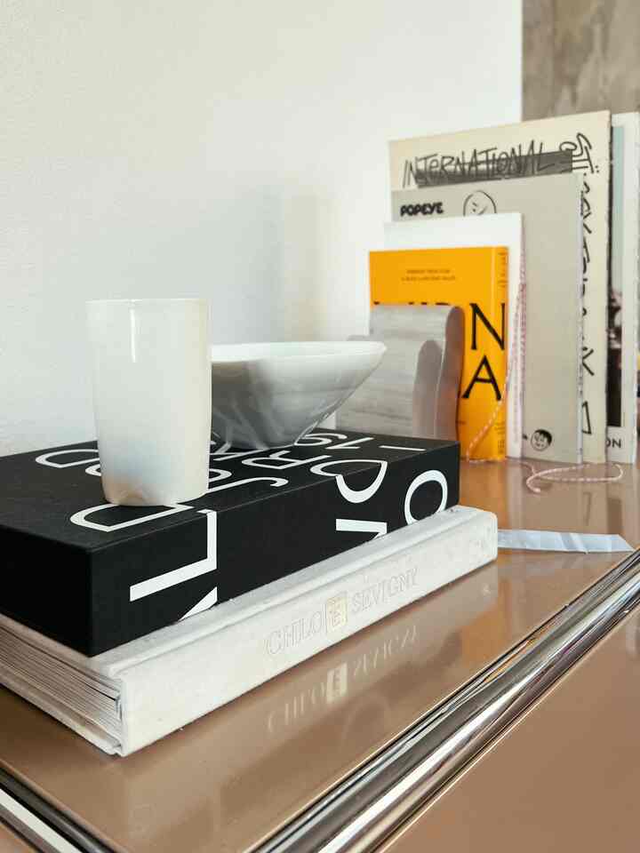 飲み口が繊細なモノが好みだなぁと思っていた矢先に出会った松本治幸さんの白磁
　　　　　
やはり欠けた
　　　　
予想は出来ていたのでいよいよ金継ぎに手を出すか、、、

입이 닿는 부분이 섬세한 게 좋다고 생각하던 찰나에 마츠모토 하루유키님의 백자를 만났어.
역시나, 조각이 빠졌네.
예상은 하고 있었으니까, 이제 슬슬 킨츠기에 도전해볼까…
　　　
#リビング #器 #食器 #小物 #小物インテリア #インテリア #インテリア小物 #アート 