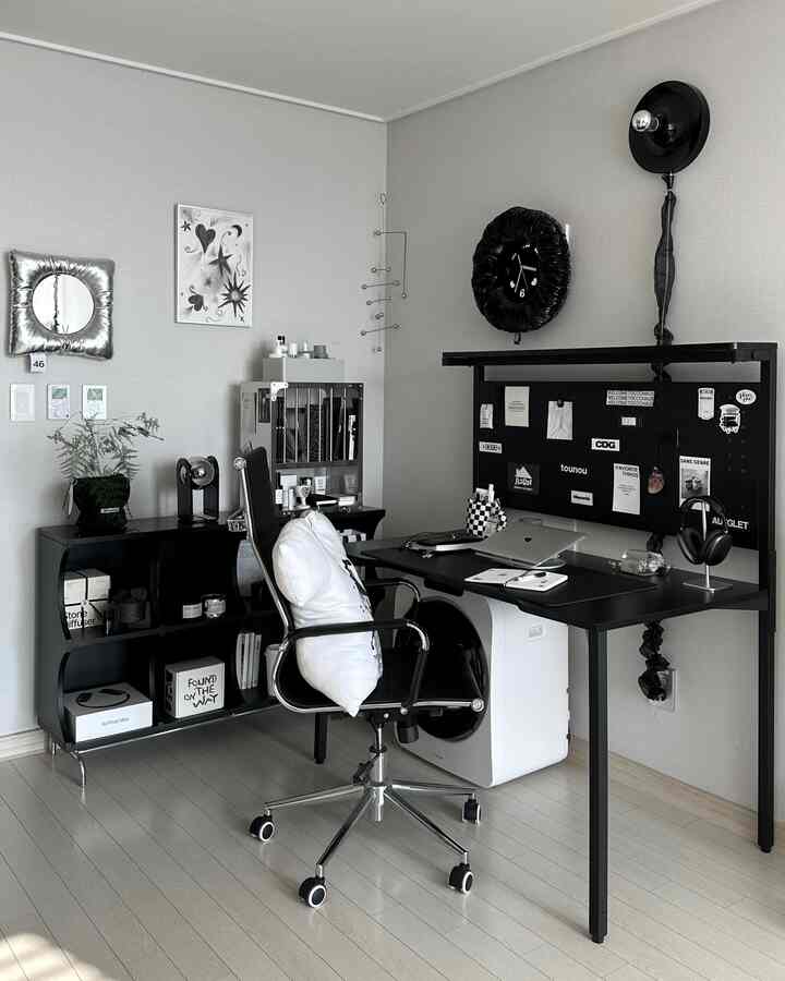 黒と白のモダンなホームオフィス、黒い机と椅子、棚が配置された清潔感のある作業空間