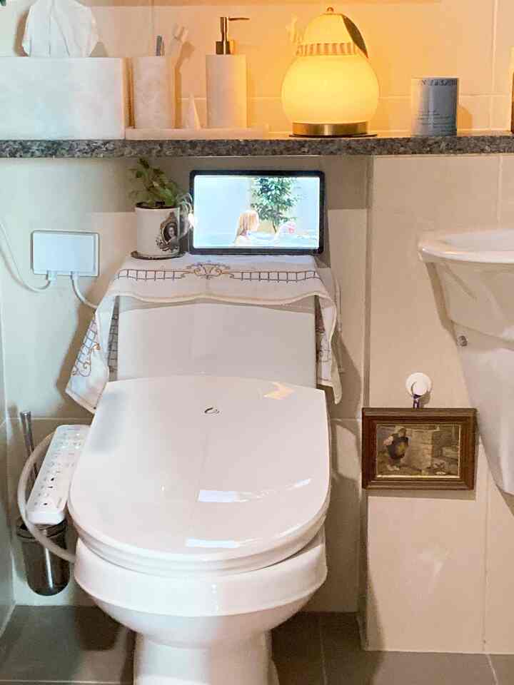 蜂蜜脂肪の共用浴室の変化
バスルームは二つなのになぜビデは一箇所しかないのか入居する時から疑問でした。共用浴室は主に私の家の2人の男性が使用しますが、蜂蜜が一人で後処理をしてから休憩の使用が多くなって便器詰まりが頻繁に発生してビデを設置 
いつも悩みながら今回設置しました。
⠀
ダブルユビデ殺菌技術力に反して悩みなく選びました！
ビデで水を電気分解した電解水で細菌＋ウイルスをすっきり除去、殺菌してくれるダブルユビデ！私が使用するモデルはSTW-320 
⠀
独自の内蔵フィルタシステムで内蔵の油網を装備
フィルター交換なしで楽に使用可能です！
⠀
ビデ使用後にノズルに残っている細菌や汚染物質をきれいに除去してくれる自動ノズル殺菌機能があり、子供のいる家でも安心して使用でき、自動子ども洗浄機能空気と水でやさしくマッサージしてくれるスマート快便機能、
温水温度・温熱便座調節機能、無駄のない水使用が可能 
節電機能まで全て揃った殺菌ビデが10万ウォン台だから値段まで合理的です。

自家設置15分であれば誰にでもぴったり！
マニュアルに詳しく記載されており、簡単にできます。
⠀

＃ダブルユビデ＃WBIDET＃BIDET＃ビデインストール 
＃殺菌ビデ＃ビデが自己インストール＃ビデ＃ 