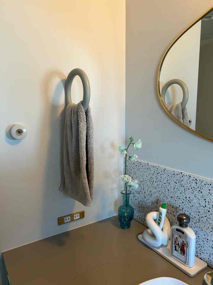 洗面にスイートピーを飾りました
フリフリでかわいい🪽

#造作洗面台 #洗面台インテリア 