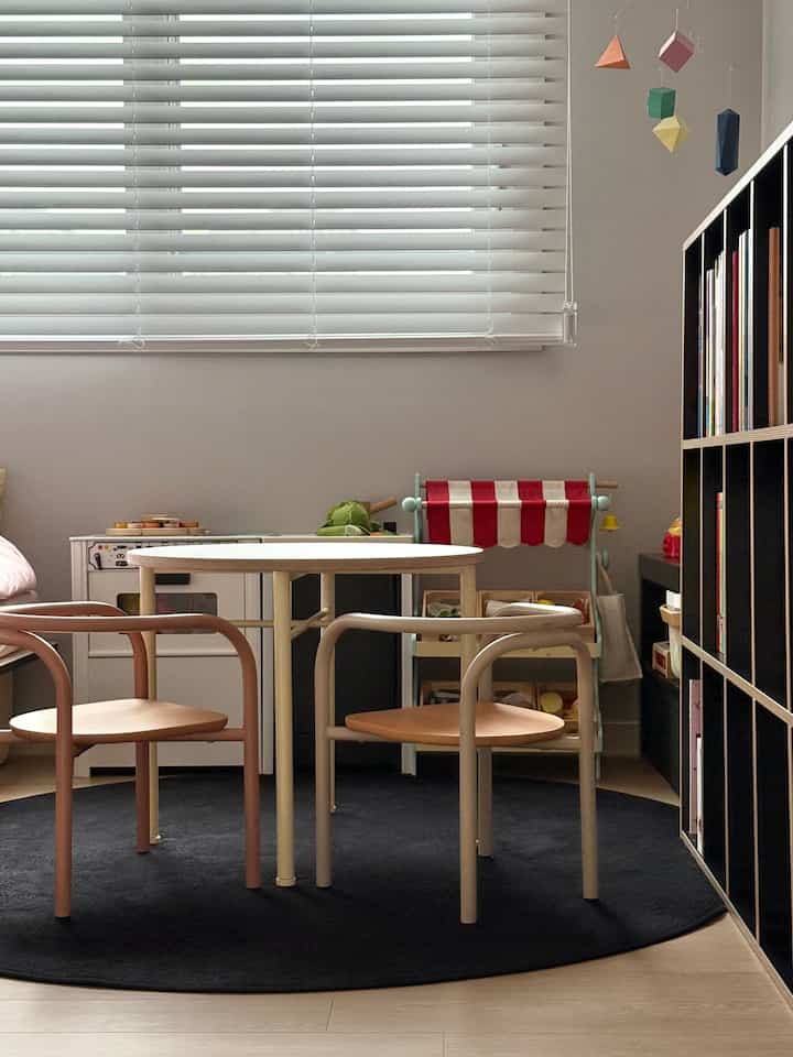 Eve and V👯‍♀️
A space where the two of us can be cozy🖤

#Kids' Room #아이방꾸미기 #아이방인테리어 #아이방가구 #아이방소품 #유아테이블 #유아책장 #주방놀이 #육아템 #육아일상 #육아맘 #자매맘