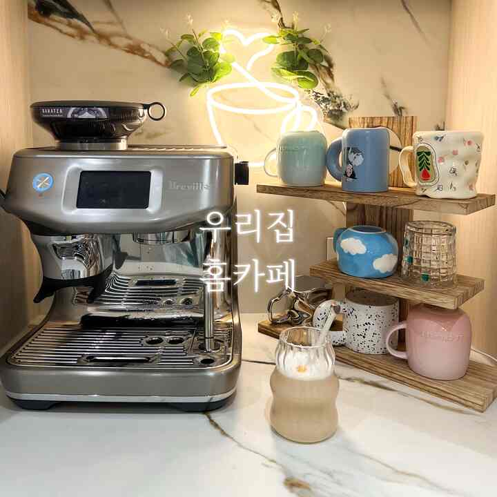 我が家ホームカフェ✨

✨ホームカフェポイント✨
✔半自動ブレビルコーヒーマシン
✔かわいいマグカップのコレクションで感性充電
✔ネオンサインとグリーンインテリアで暖かい雰囲気

このホームカフェのおかげで、一日一日特別になる気分です。

バンコク旅行でサオンSiam Paragon Blend
お土産には完全におすすめです。 
バンコクで買い物をする予定なら、Beans Coffee Roasterにぜひ立ち寄ってみてください！

🏡あなたのホームカフェ最愛の豆は何ですか？
コメントで共有してください！  
 #홈카페 #홈카페투어 #홈카페존 #방콕커피 #SiamParagonBlend #Breville #커피추천 #지블리홈