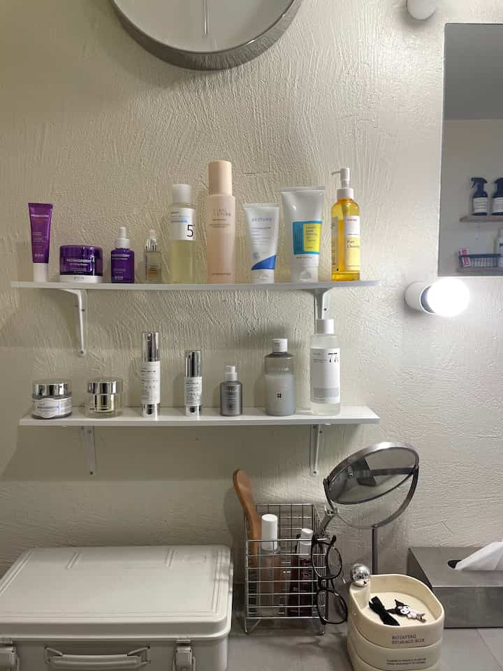 洗面所のスキンケア棚
毎日はできないけど、掃除したら棚とボトルを拭いて、ラベルを正面に向けて揃える。
これだけで、気分が良い♩
#洗面所インテリア #1DK #2人暮らし #賃貸暮らし　#飾り棚 #スキンケア　#イケア #IKEA #無印良品 #MUJI #韓国インテリア 