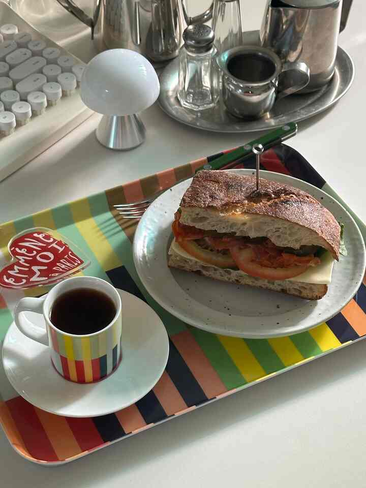 Kafe rumah penuh warna  
Saya membuka kafe rumahan dengan membuat sandwich dengan potongan tartine, yang sulit ditemukan saat ini.   
Apakah tamparan sepopuler ini? 
Bahkan ketika saya pergi ke toko, tamparan itu adalah yang pertama terjual habis. 
Saya menambahkan saus mustard, mayones, dan madu pada sisa chorizo, tomat, keju, dan arugula. 

Secangkir kopi dan sandwich saat makan siang ☕️
Pelapisan warna-warni memberikan nuansa menyegarkan 
Bukankah ini terasa seperti musim semi❤️

Saya pikir saat-saat santai dengan sinar matahari yang hangat sungguh menyenangkan. 
Semoga harimu menyenangkan juga hari ini 

#MusimSemiTelahDatang #메이트하우스 #싱글코드 #메이트하우스1기 #오홈스토랑 #오늘의우리집 #홈카페 #샌드위치 #타르틴슬랩 #콘수프기록 #플레이팅 #플레이팅접시 #홈브런치 #혼자서도잘먹어요 #집밥 #홈쿡 #간단요리 #맞팔 #메이트1기 