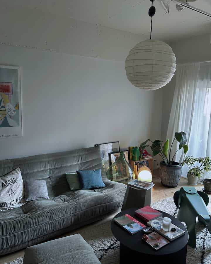 Spring living vibes🌸

#リビング #リビングルームインテリア　#リーンロゼ　#HAY #パリのアパルトマン　#築古マンション #フルリノベ