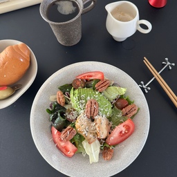 오늘도 혼자서 잘 차려먹고 운동 다녀왔습니다. 
샐러드에 견과류 넣으니 식감도 좋고 고소하니 더 맛있어요.
#오홈스토랑 #콘수프기록 
#홈브런치 #홈샐러드 #onmytable #tablesetting  #홈카페 #브런치 #홈스타그램 #빈티지그릇 #빈티지무드 #빈티지테이블 #테이블셋팅 #인테리어소품 #홈카페놀이 #홈카페소품 #홈브런치 #테이블웨어 #도자기그릇 #샐러드 #홈샐러드 #샐러드그릇 #브런치 #엔알세라믹스 #도자기머그 #일본식기 