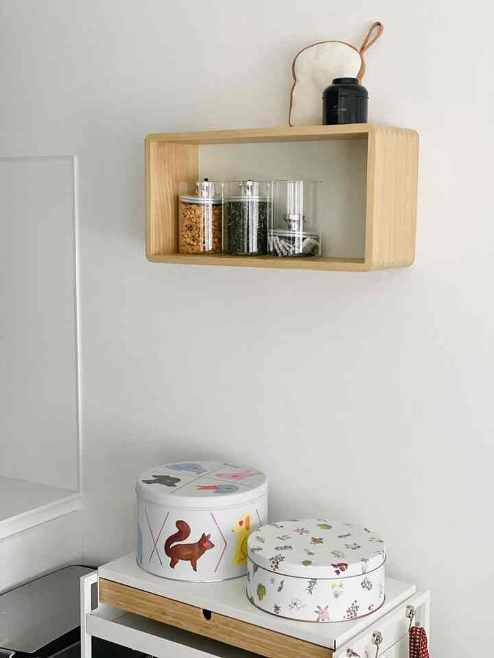 Belle Maison's "WALL FREE" wall shelf has rounded corners and is easy to set up. We chose the 45cm wide white version.
All the colors of the back panel were so cute that it was hard to choose 💭 You can install multiple shelves to make it more colorful, or use them as an accent ✨

Of course it can be used as a decorative shelf, but I also installed it in my tea and snack corner. With a depth of 16cm and a load capacity of 5kg, it's just right for lining up bottles filled with tea leaves✨
For the snack corner, I combined an IKEA cart with an IKEA PC monitor drawer (a perfect fit), and the texture and color of this wood are a perfect match for the shelves🐻🤎
By the way, for the snack corner, I've packed store-bought snacks into empty cans🍪Inspired by Ida Chiaki's book "Gohan ga Manoban"... The deep Tartine can on the left contains salty potato chips, and the Rokkatei can on the right contains sweet chocolate and caramel🤭

#Wall shelf #wallfree #ウォールシェルフ #ワゴン #壁面収納