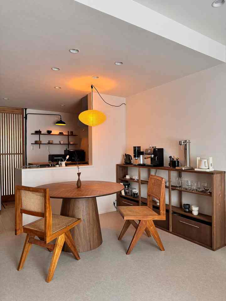 明るいうちに点ける間接照明も悪くない💡

밝을 때 켜는 간접 조명도 나쁘지 않네요.

#和モダン #和モダンインテリア #ジャパンディ #モダンインテリア #無機質インテリア #ミッドセンチュリー #ミッドセンチュリーモダン #北欧家具 #ルームツアー #賃貸インテリア #インテリア  #賃貸暮らし #japandi #japandistyle #midcenturymodern #midcentury #집스타그램 #침실인테리어 #집스타그램 #인테리어소품 #무드등 #아파트인테리어 #interior #interiordesign 