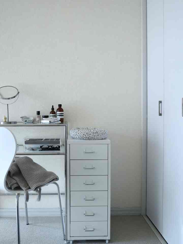 
I redecorated the area around my modular desk a little ☺︎
I'm planning on putting a mirror on the wall here.
I can't wait for it to arrive♩

#Koreaninterior #韓国インテリア #無機質インテリア #モノトーンインテリア #海外インテリア #ホワイトインテリア #インテリア #インテリア家具 #韓国家具 #モジュール家具 #モジュールテーブル #インテリア家具 #インテリア小物 #IKEA #IKEA家具 #IKEA引き出し #IKEAミラー