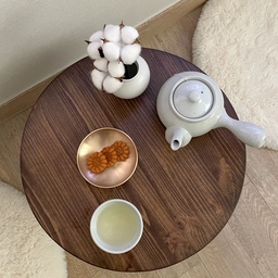 #오늘의우리집 3 #콘수프기록 
[카페 ; 둥] 차 한잔 즐기는 하루🍵
커피가 몸에 잘 안받는편이어서(안먹진 않음🙄)
주로 카페인 없는 차를 마시려고 하는편이에요!
차 한잔 즐기며 다과도 함께 즐깁니다!
집에 한옥카페 느낌으로 홈카페 만들어 봤어요!
차 마시는 동안 몸도 따뜻해지고 좋네요
🍵즐겨 마시는 차 추천 List🍵
✨캐모마일 - 숙면에 도움
✨생강차 - 몸이 따뜻해짐, 면역력 향상에 도움
✨대추차 - 숙면에 도움
✨페퍼민트 - 기분이 상쾌, 스트레스 완화
✨쌍화차 - 기운이 돋음, 맛있음
✨루이보스 - 물대신 마셔도 괜찮음, 무카페인
차에도 효능과 부작용이 있으니
나에게 잘맞는 차가무엇인지 알아보고, 
하루에 1-2잔 정도씩만 음용하는게 좋더라구요!
요즘 밤늦게 깨어있는 경우가 많아서
숙면에 도움이 되고자 캐모마일과 대추차를
자기 1-2시간전에 마시는 편이에요!
#맞팔 #소통 #홈카페 #홈카페인테리어 
#한옥카페 #한옥카페인테리어
#한옥 #한국 #한국적 #전통찻잔
#전통 #한국전통 #한국전통차 #다도
#다도세트 #다도생활 #차 #🍵
#한국느낌 #korea #전통소품 #놋그릇

