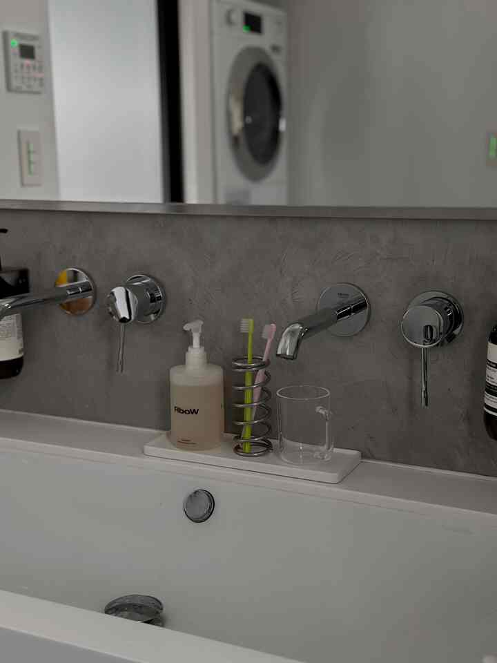 I found a spring holder that I had been interested in for a long time at the Ohouse shop and got it!
I gave my bathroom a makeover with this cute, swirl-like holder as the main attraction♡
#ohouseshopping
#BathroomInterior
#ToothbrushStand
#Bathroom
