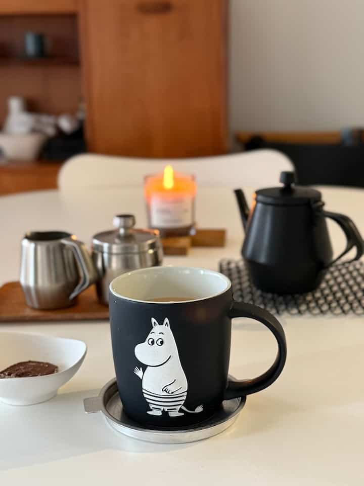 ダイニングでTEA TIME 🫖
仔犬印とNO COFFEEコラボのマットブラックのティーポットとミルクポット＆シュガーポットはお気に入りです。


#仔犬印
#NO COFFEE
#イイホシユミコSHIONARI
#イイホシユミココースター
#FRAMAキャンドル
#ムーミンマグ
#マンションリノベーション
#北欧インテリア

