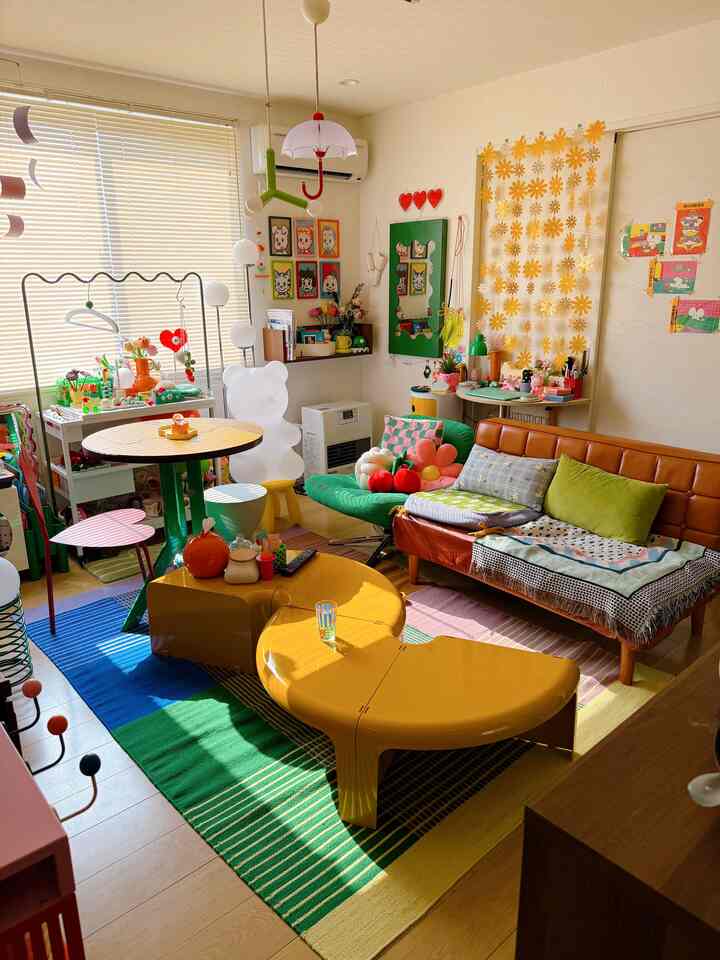 暖かいイエローとグリーンのトーンのミッドセンチュリーモダンなリビング、カラフルなソファとコーヒーテーブルが配置された雰囲気のある空間