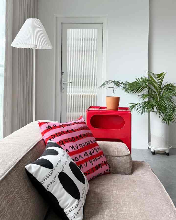 #오늘의집에서샀어 #봄이왔나봄

Hari ini adalah hari musim semi yang sempurna 💗🌸
Di saat seperti ini, kurasa aku harus memilih #봄맞이인테리어?!

CPR pada sofa kami yang tua dan kusam!!
Desain unik dan kepekaan warna Tunu sungguh menakjubkan 〰️
Saya bahkan lebih puas saat benar-benar menerimanya! Bahannya juga beda 👍🏻
 

#Rumah Tounou #뚜누 #내돈내산 #tounou #뚜누쿠션 #뚜누소파쿠션 #거실인테리어 #소파인테리어 #소파쿠션
#Rekomendasi bantal sofa #인테리어소품 #인테리어소품추천 
#sarung bantal sofa #집꾸미기 #ftc9기이야기 #ftc9기
#40-interior apartemen pyeong #마켓비수납장 #마켓비조명 
#Market Beatrolley #모루유리중문 #모루유리 #식물