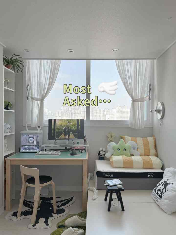 ホワイトとナチュラルトーンのワンルーム寝室、デスクとテンピュール敷布団が配置された印象的な作業と休息の空間