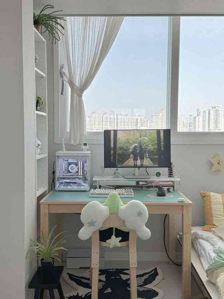 白とナチュラルウッド調の寝室兼ホームオフィス空間、机とコンピューターが中心の清潔でモダンな雰囲気のあるインテリア