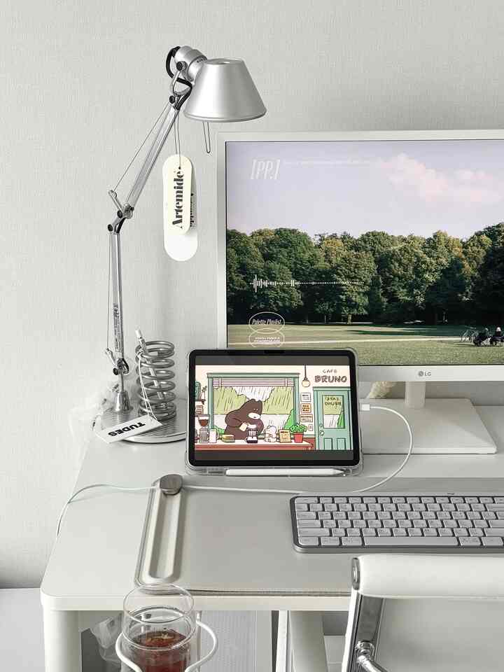 #マイデスクテリア

私は見せるのがあまり好きではないタイプなのでコードソックスをたくさん使っていましたが、色味がとてもきれいな充電ケーブルを発見しました！ 

グレー、イエロー、ミント、ブルー、ピンクの5つのパステルカラーで空間に合わせて選べるし、キンクせずきれいに保たれるのも満足ですよ🤍

特にまだスピーカーがデスクにないのでiPadで歌わせて作業するので、充電器をつなげておくとあまり見たくなかったが、要件ケーブル線自体がインテリア効果を与えたんですよ✨

小さな変化だが毎日使う物がきれいだから気分転換にもなり、
皆さんも今春は可愛い充電ケーブルで空間にポイントを加えてみてください😉

＃209アベニュー＃209デスク小物＃デスク＃新婚夫婦 