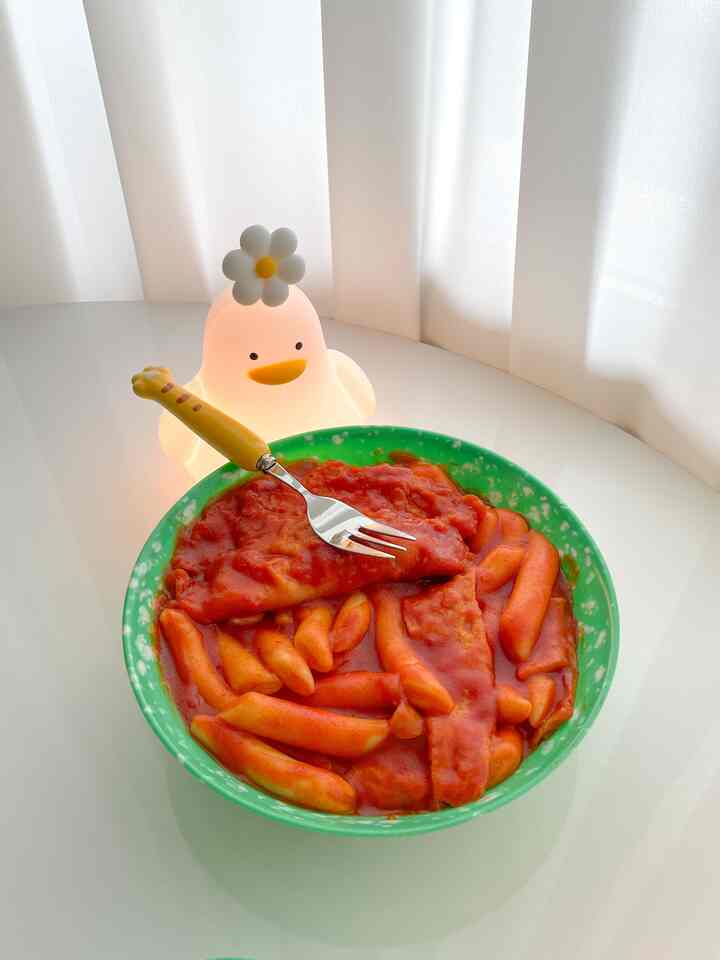 [Dungsto-rang: 🍚] Yongsan Hyunseon's Tteokbokki🔥
#OhHomesto-rang 5 #콘수프기록

I like tteokbokki, so I think I eat it 1-2 times a week
When I was eating a lot, I ate it about 4 times a week
So I gained 4kg in a month🤭
Of course, I didn't just eat tteokbokki.....🙄

I thought of Yongsan's spicy Hyunseon's Tteokbokki
So I searched and, as expected, there was a meal kitㅋㅋ
I bought a mix of medium and spicy

I guess I've become a spicy lover now
Spicy flavor was just too hard to eat!
It felt like my throat was burning🥲
I decided to try the medium flavor again!

The amount is so big that I think it's enough for 3 people
It comes with fish cake and fried dumplings as a set
So you can eat it deliciously without preparing any other ingredients

Hyunseon's Tteokbokki Spicy 🔥
It's so spicy ㅋㅋㅋㅋ
Those who can handle spicy food, try it ㅋㅋㅋ

#Follow back #소통 #원형테이블 #원형식탁
#Tteokbokki #밀키트 #떡볶이밀키트
#Tteokbokki restaurant #현선이네 #현선이네떡볶이
#Retro Tteokbokki bowl #레트로 #레트로식기
#Old Tteokbokki bowl #식기 #식기추천 #그릇
#Today's menu