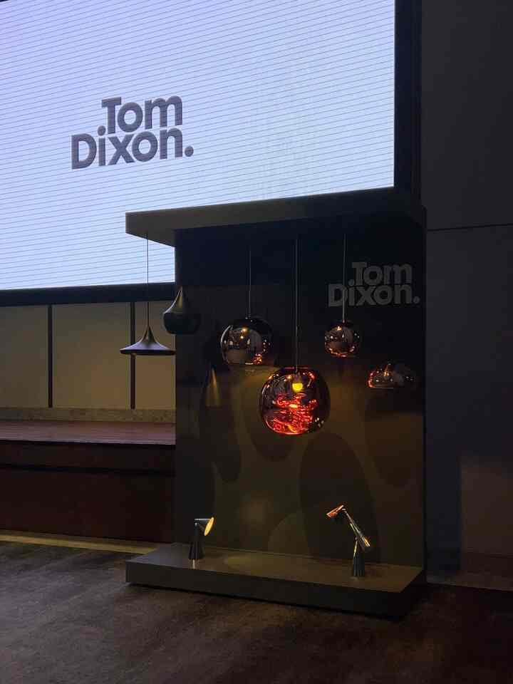 #広告
ロッテシグニエルグランドボールルームで開催 
トム・ディクソンの国内公式立ち上げイベントに招待されてきました。

イギリスを代表する産業デザイナーのトム・ディクソンは、造形と光を探求し、シンプルな照明を超えて空間の雰囲気を作り出すデザインを披露 

彼の作品は機能的でありながら芸術的な感覚を吹き込む独創的な方法で注目されています 
様々な素材を実験、探求して誕生した彼の作品は、単なる照明にとどまらず、一つの造形物であり芸術になります。 

不安定で有機的で自然なライティングオブジェを作るという信念で誕生したMELTは、スウェーデンデザイングループFRONTとのコラボレーションで創造されました。まるで溶けて流れるガラス玉のように、氷が溶けていく形を思わせる照明は、深い宇宙の中を漂うような神秘的な雰囲気を醸し出し、とても印象的でした。

今回のトム・ディクソン国内発売イベントで出会ったトム・ディクソンを通じて
私たちの日常空間でも照明一つの雰囲気が完全に変化できるかどうかを体験できました。

日常の空間がより特別になる経験、今私たちも近くでトム・ディクソンに会ってみることができます 

✔️国内発売のトム・ディクソンは「今日の家」で単独で会うことができます 

ツイート
@binaryshop_official

写真に入れるには足りなかったトムディクソン国内ローンチング現場の姿は次の映像で盛り上げます:)

＃今日の家＃バイナリショップ＃トムディクソン＃ランチ＃インテリア＃照明＃海外照明＃リビング＃binaryshop＃tomdixon＃signiel 
#ftc 

