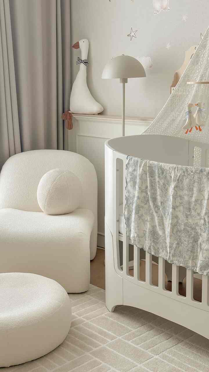 Baby boy nursery👶🏻

出産日D-50日代に入りました！🙌🏻
今、本当に赤ちゃんに合う準備のために洗濯工場を稼働し始める
赤ちゃんの部屋に積もっていた用品をまとめて、最後に飾っています。
そろそろ出産が実感が出るんですよ！ 
怖くて楽しみになって、私がお母さんになるということ 
奇妙で複雑な心情です。

そして私の自由は50日しか残りませんでした🥹
一生懸命私だけの時間を満喫しなければなりません！

📌ビデオの製品情報

🏷️ベビーワードローブ - @iloom_official エディキッズベビージャン
🏷️ベビーベッド – @leander.korea 
🏷️ 1人ソファ – @cereshome_official ロマン生地ソファ
🏷️ 赤ちゃん教区長 – @jenisshome.kr オールインワン本棚
🏷️ウォールデコシート – @babylike_official
🏷️ブランケット – @babylike_official ライケルブランケット
🏷️ ベビーモービル – @shop.cuddly ショップカドリー 
🏷️ウォールパーティション – @didida83 四角い夢
🏷️プレッツェルデカバラ、バニーガラガラ - @nokimore  #남자아기방 #아기용품 #육아용품 #푸른뱀띠맘 #신생아용품 #nurseryroom #nurserydecor #babyboyroom  