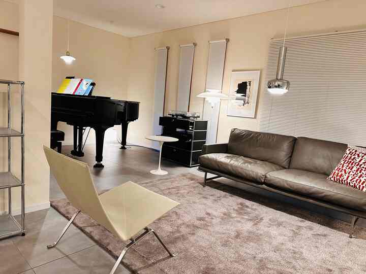 模様替え中

やっとテーブルの納品時期が決まりました
pk22に似合うテーブル！
そうなんです！アレです！

2年ほどソファの無い暮らしでした
いつでも椅子の位置が変えられる
フレキシブルな暮らしを目標に
インテリアを作ってきましたが
癒しを求めて？
リッソーニのソファを置きました

インテリアをガラッと模様替えする事に
なりましたが
また皆さま宜しくお願いします😊😍😊

#リッソーニ