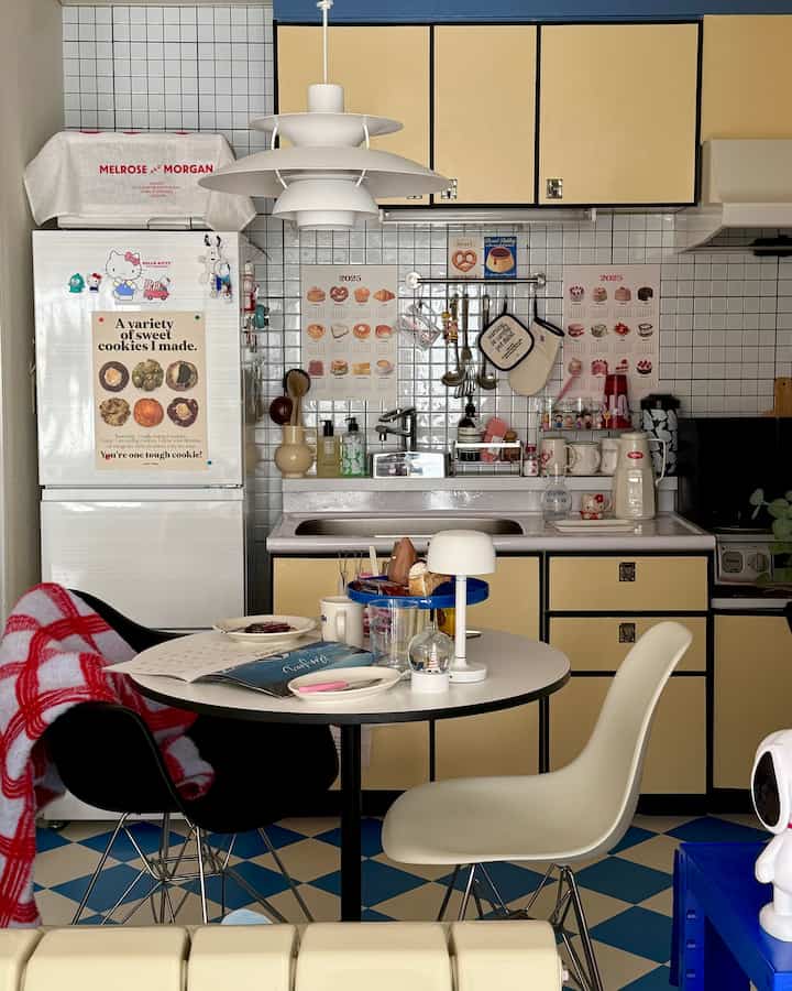 ダイニングキッチンのポスター達🩵
全部your todayのポスター💛どれも可愛いすぎて
毎回飾るやつ選ぶの大変☺️カレンダーもどの月も
可愛いから毎月めくるの楽しみ📅

#dining #ポスター #ポスターのある暮らし #ダイニング #ダイニングキッチン #キッチン #ダイニングインテリア #キッチンインテリア #マイルーム #マイルームインテリア #お部屋作り #韓国インテリア #マンションインテリア #주방 #포스터인테리어 #인테리어포스터 #키친인테리어 #주방인테리어 #식탁인테리어 #아파트인테리어 