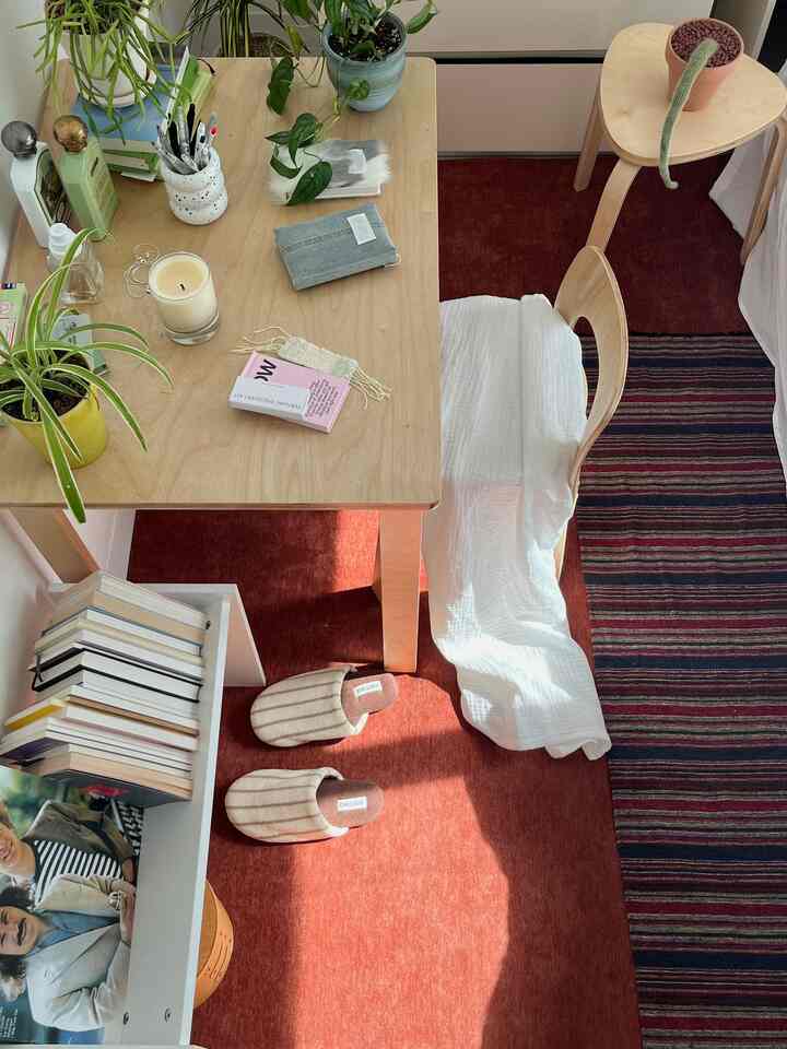 ショップアオリで出産したラグ＆ガーゼブランケット、、ラグはとてもシッコッとした床を調和に中和させようと〜、そしてガーゼブランケットは赤ちゃんのときに覆って寝ていた昼寝布団のような肌触りではないかと買ってたのに。詩＃かわいいテム最高です。
。
。
。
#インテリアアクセサリー