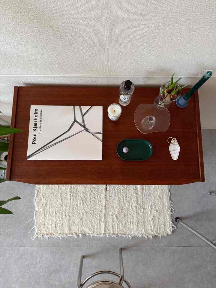 I got a vase by Keiko Lee.
I can't wait to decorate it with flowers...

#Vintage furniture #北欧ヴィンテージ #デンマークヴィンテージ家具 #ラグ #キャンドル #花器