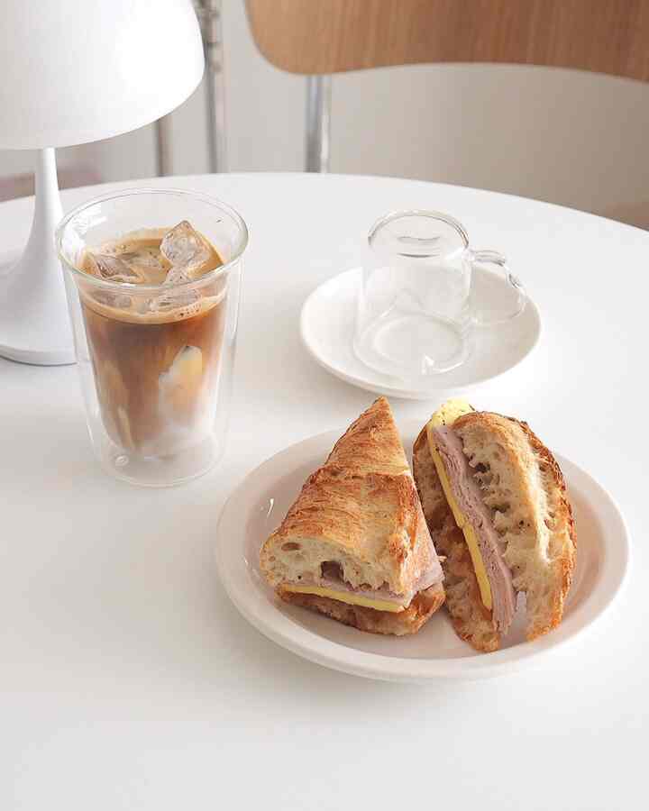 朝からフダダック歯科に行ってスケーリングを受けて🦷🪥
帰り道に近所のパン屋でアップルジャンボンベル/バゲット
購入して自宅でコーヒーと一緒に٩( ˙༥˙ )و

今日の家で買った製品
▫️照明 - ユート照明
▫️ガラスカップ - キント
▫️チェア - アライブズ
▫️トロリー -HAEGANG
▫️ポスター - ベルブルー

＃春が来た春＃今日の家で買った＃ホームカフェ＃ホームカフェ遊び