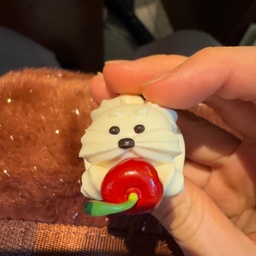 얘 너무 귀엽죠!!
저랑 저희딸은 #가챠 너무 좋아해요. 
초딩이랑 마흔 넘은 엄마가 취향이 같습니다. 🤣
어제 뽑은 요 휘핑크림 강아지를 보자마자 둘이 방방 뛰고 난리를 부렸다지요. 
으— 가챠로 가사 탕진할까봐 일본 여행은 못 갈 것 같네요 😆
#귀여운게최고야 #귀여운피규어 #피규어장식 #피규어수집 #귀여워 #귀여운템 #가챠샵 #뽑기