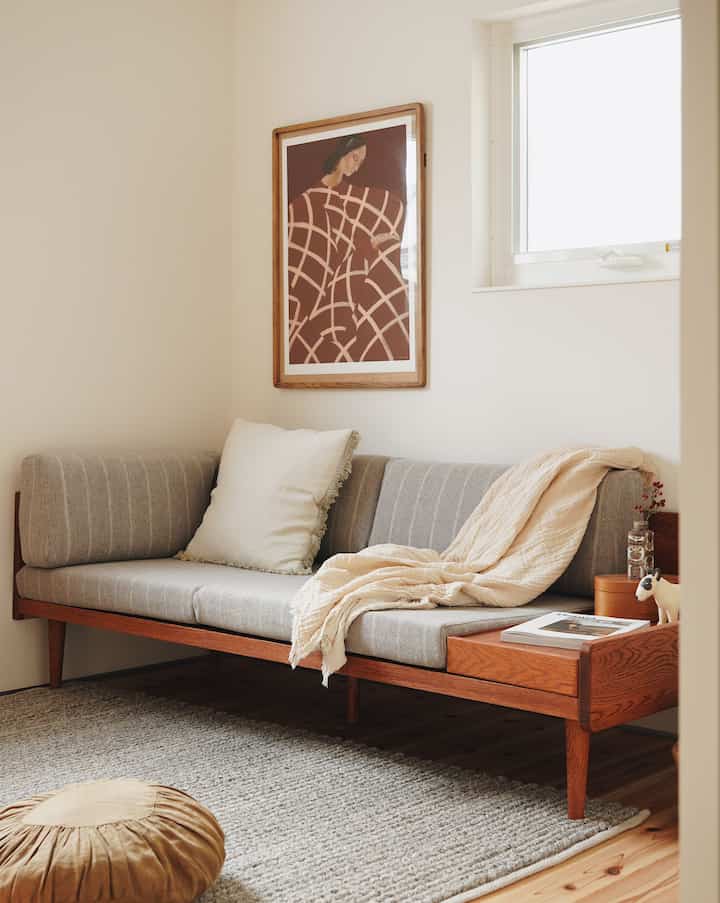 北欧ヴィンテージ風のデイベッドソファ🛋️

#デイベッド #ソファ #ソファインテリア #ソファおすすめ #アート #アートポスター #北欧 #北欧インテリア #北欧スタイル 