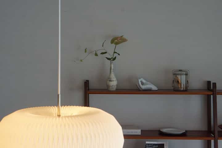 一輪挿しは大澤哲哉さんの🌸

#レクリント
#アンスリウム
#インセンスホルダー 
#ヴィンテージ家具
#ヴィンテージシェルフ