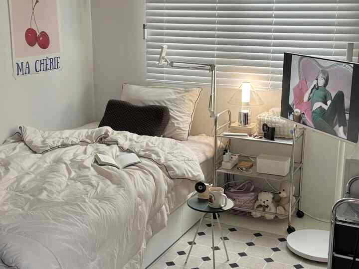 ホワイトとベージュのトーンの小さな寝室、ベッドとメタルシェルフ、ブラインドが配置された雰囲気のあるインテリア