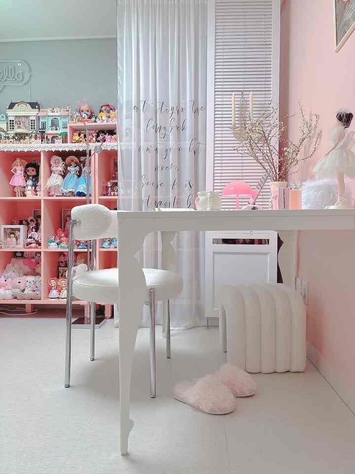 #マイデスクテリア
あなた~~~
女の子感性いっぱいのヨーキュートテーブルを見てください~~~!!
バレリーナが浮かぶラブリーさとエレガンスを盛り込んでいる美脚が魅力的な我が家ニューテーブルはフレンチクラシックエンティックテーブルを現代的に再解釈した多家具の「ニューベルディ」ですよ🩰
ニューベルディはフレンチテーブルならではの高級感に
構造的頑丈さを加え、モダンなヴィンテージ、フレンチシーク、ミッドセンチュリーのモダンなスタイルで再解釈し、様々なインテリアと自然に合う美しくしっかりと作られたダイニングテーブルですよ♡︎

テーブルの脚の形がエレガントなバレリーナが浮かび上がります。
テーブルのフレームをバレリーナ脚の形にデザインするつもりだったのかアイデア上で受け取るべきではないでしょうか~~
バレリーナの夢を持っていた子供時代が思い浮かんで踊っていた頃
写真も取り出して一人で思い出に落ちました。 
ラブリーピンクの部屋である小さな部屋にはとてもよく似合いました。 
やっぱり꺄~~イプダイポ！
以前あったテーブルより少し低くなっているのかデスクで書くのにもとても楽でダイニングテーブルでホームパーティーテーブルとしてもとてもきれいだと思います！

ニューベルディは、
個人の好みや活用用途に合わせてカラーおよびサイズカスタマイジングが可能な製品です。
私はデスクとして使用しようと[ホワイトフレーム+ホワイト天板]1200x800サイズで選びましたが、 
ニューベルディの暖かくピュアな色味とフレンチムードが見れば見るほど、
1人テーブルから化粧台コンソールテーブル、食卓などへ 
さまざまな活用が可能なので、状況に合わせて演出できます。

ホワイトカラーテーブルはすべて似ているという偏見
自分だけの特別なフレンチ感性テーブル「ニューベルディ」に会えば 
思いが変わりますね(⺣◡⺣)♡*

明日ならもう週末券入りですよ
昨日は始まった焙煎だった。 
今夕食を見ようとしていますが、もうときめきです。
今日もみんなでだまされた🤍

@dagagu_official 
。
。
。
。
。
＃ダガグ＃ニューベルディ＃dagagu＃フレンチインテリア＃ダガグニューベルディ＃ウェインスコート＃フレンチテーブル＃フレンチモダン＃フレンチモダンインテリア＃フレンチモダンスタイル＃バレコア＃セルフインテリア＃今日の家＃オーハウス＃テーブル＃ダイニングテーブル 
#frenchstyle #frenchinteriors #balletcore #aesthetics
