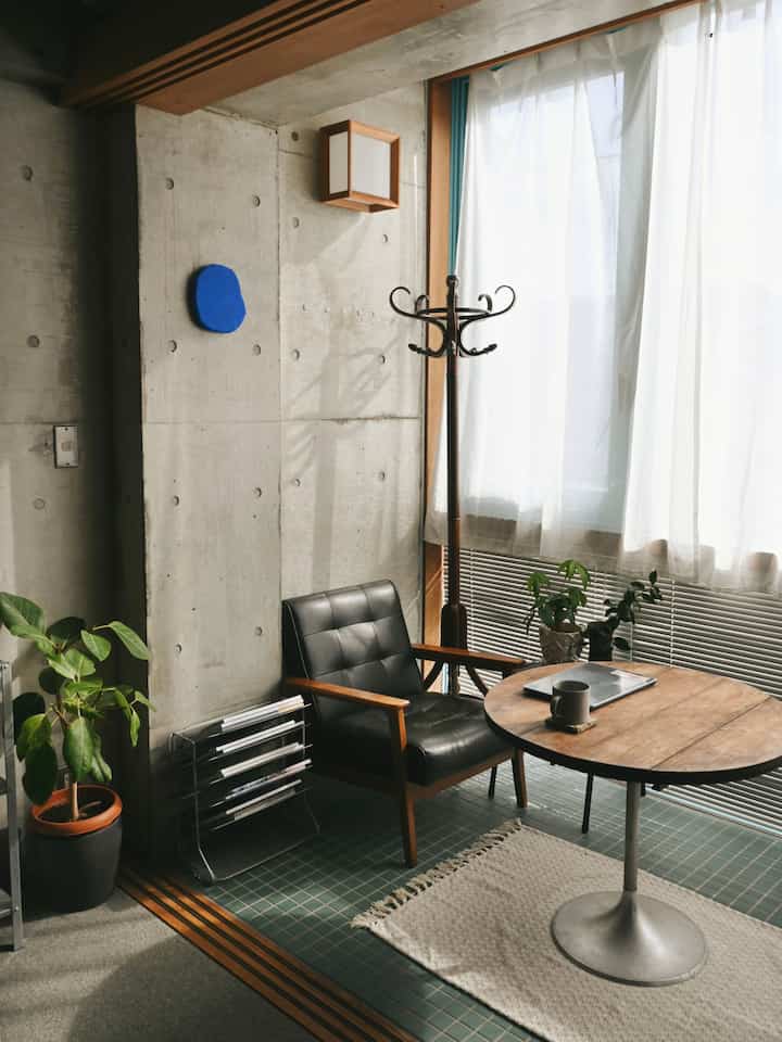 ハンガーラックを移動したら雰囲気がちょっと変わったサンルーム🌞
少しずつ暖かくなってきて嬉しい反面、既に花粉が辛くなってきて怯えている…😭😷

#部屋 #部屋作り #部屋インテリア #インテリア #ソファ #ソファインテリア #サンルーム #タイル #床タイル #ハンガーラック #テーブル #丸テーブル #マグカップ #コーヒーカップ #アンティーク #ビンテージ 
